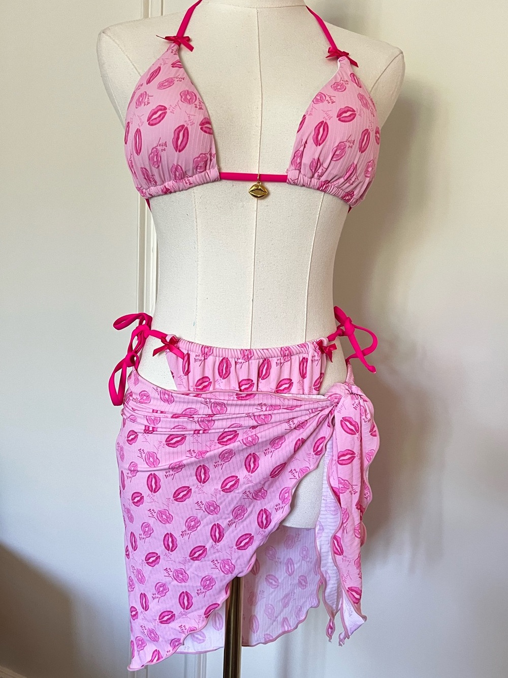 Betsey Johnson Pink Lips Print 3 Piece Bikini Sarong Set NWT Coquette Y2K Sz M